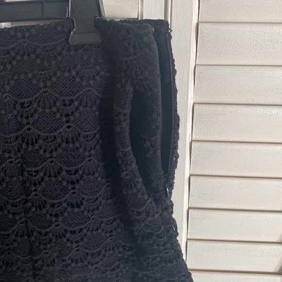 Express. Beautiful Crochet lace shorts with zipper & latch on side. Woman’s 10. - Picture 4 of 5